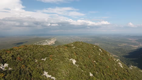 Sobrevolando-La-Cima-Del-Monte-Pic-Saint-Loup-Y-Descubriendo-Un-Valle.