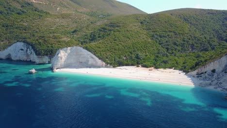 playa de fteri y hermosa costa de cefalonia