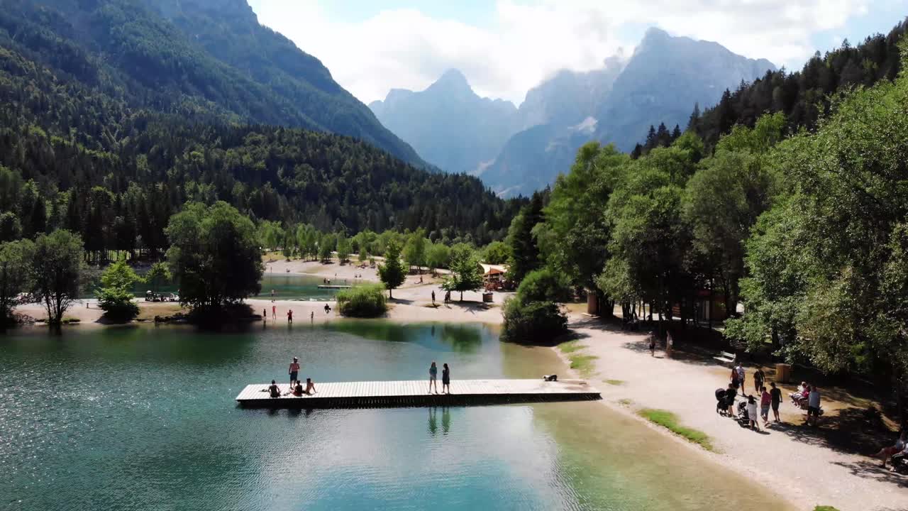 perro corriendo cerca del lago