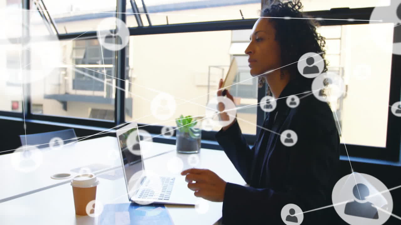 Animation d'une femme d'affaires travaillant sur un ordinateur portable au bureau, avec mise en réseau et communication