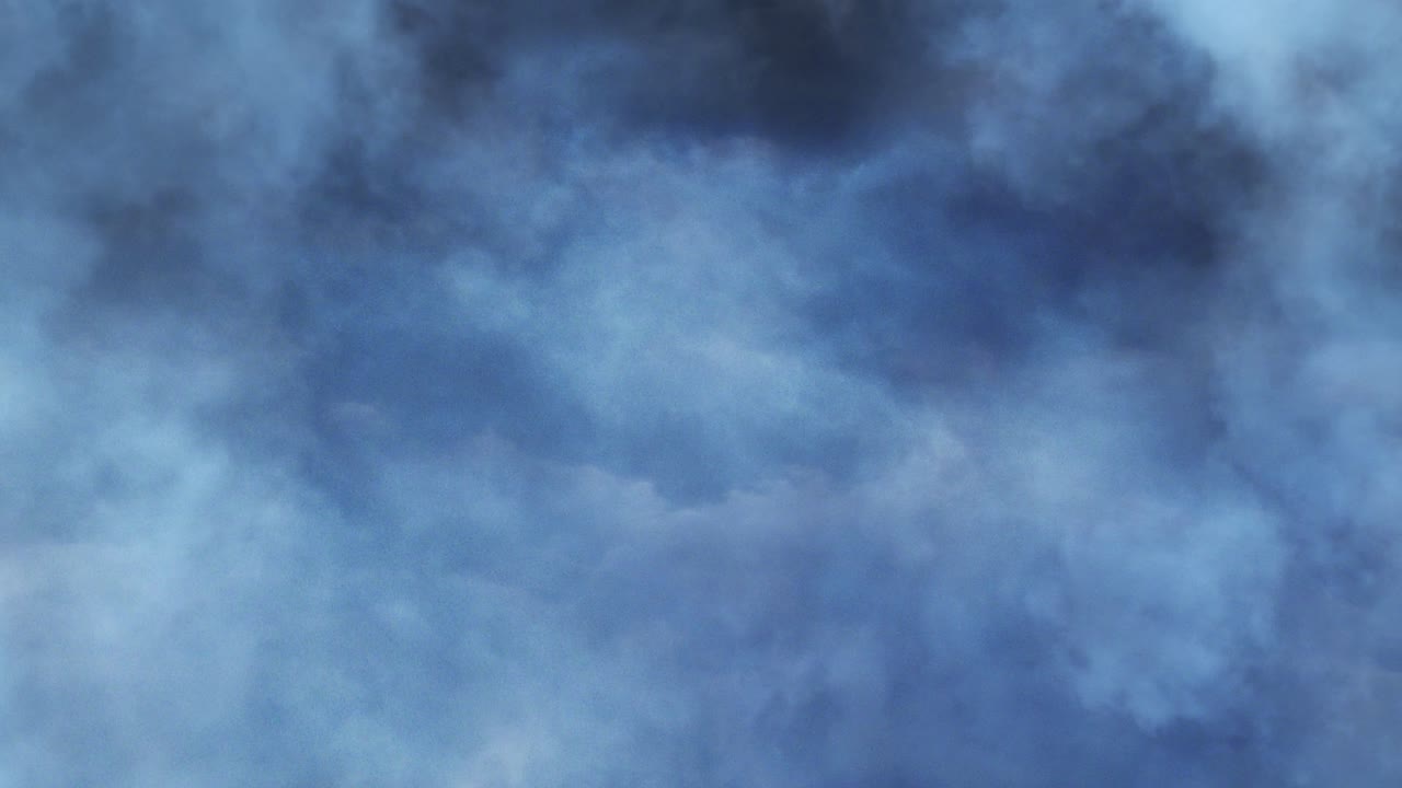 tormentas de 4k, nubes oscuras se acercaron más y más en el cielo