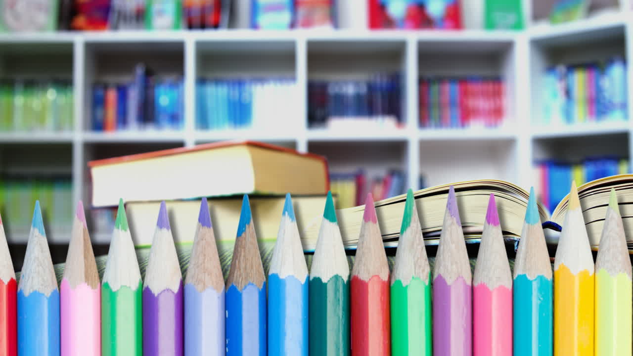 animación de lápices sobre libros en la biblioteca de la escuela