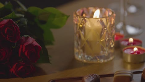 primer plano de rosas con vino y chocolates para el romántico día de san valentín en casa 1