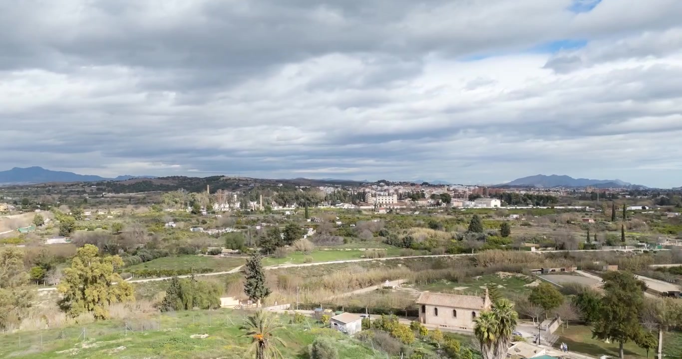 Hyperlapse con drone che attraversa panoramica campi agricoli e un paesaggio rurale nuvoloso vicino ad Alcantarilla, Murcia