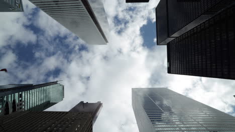 lapso de tiempo mirando hacia las cimas de los edificios y el cielo nublado en el distrito financiero de toronto