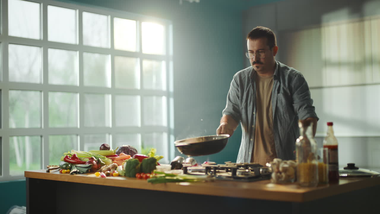 hombre cocinando en una cocina