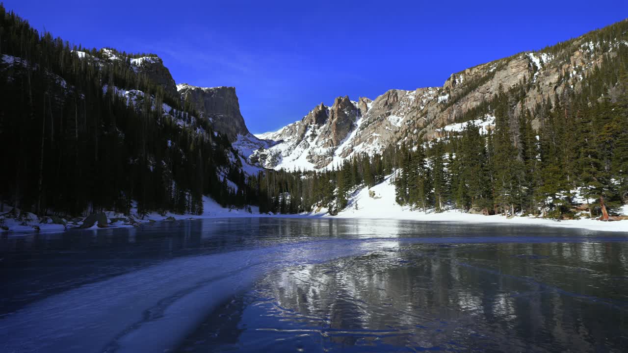 Lago dei Sogni, Inverno, ghiaccio blu cobalto intenso, Parco Nazionale delle Montagne Rocciose RMNP Colorado, cielo azzurro e soleggiato, forti venti, Lago Smeraldo, paesaggio alpino ghiacciato, sentiero del Lago dell'Orso, Montagne Flattop, Hallett Peak.