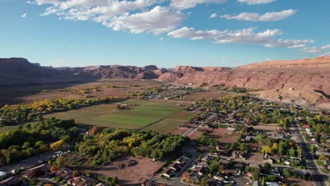 drone de alta elevación disparado panorámica sobre el lado norte de moab, utah