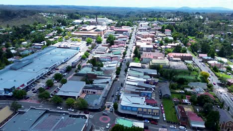 Luftdrohne-Hauptstadtzentrum-CBD-Kommerzielle-Geschäfte-Restaurants-Straßen-Straßen-Katoomba-Street-Kreisverkehr-Blue-Mountains-Australien