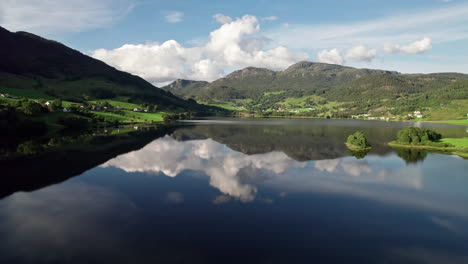 Aerial-dolly-shot,-pushing-in-over-a-still-lake