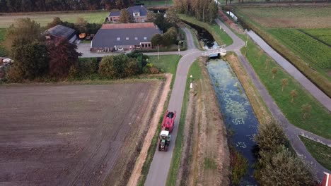 Imágenes-Aéreas-De-Drones:-Tractor-En-El-Campo-Holandés