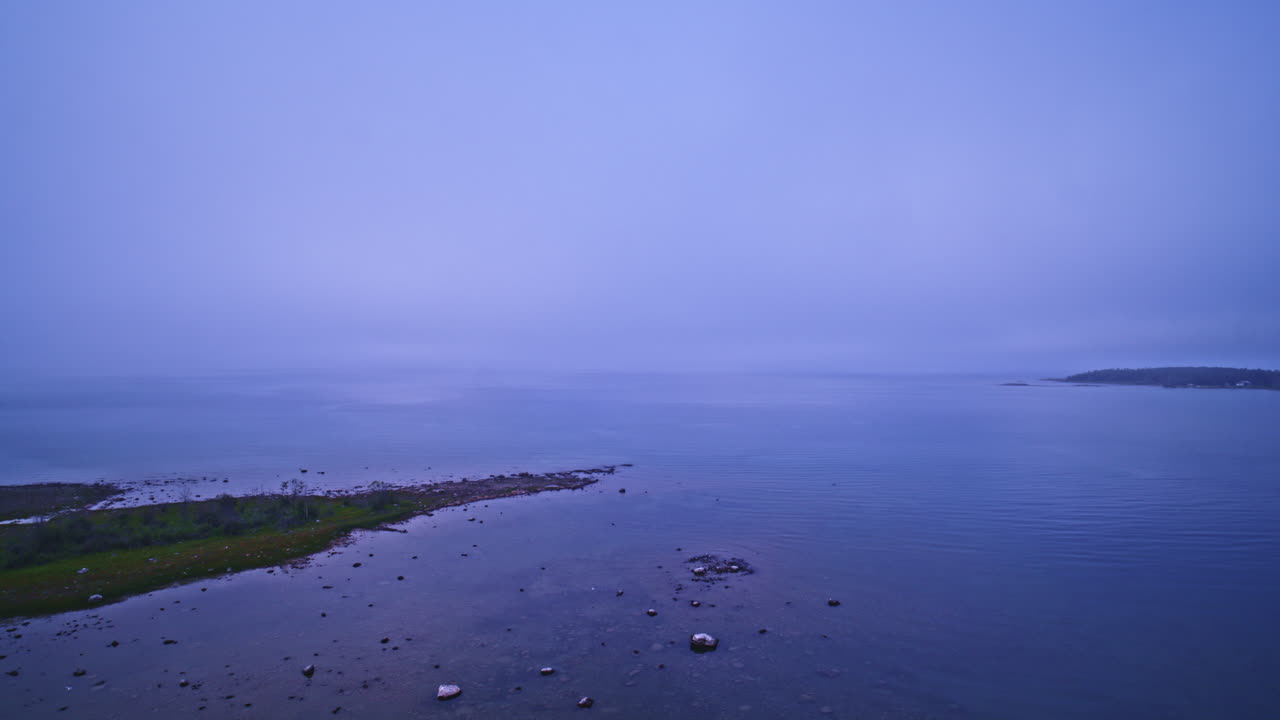 미시간 호수의 광활함을 드러내기 위해 안개 물 위를 날아다니는 드론