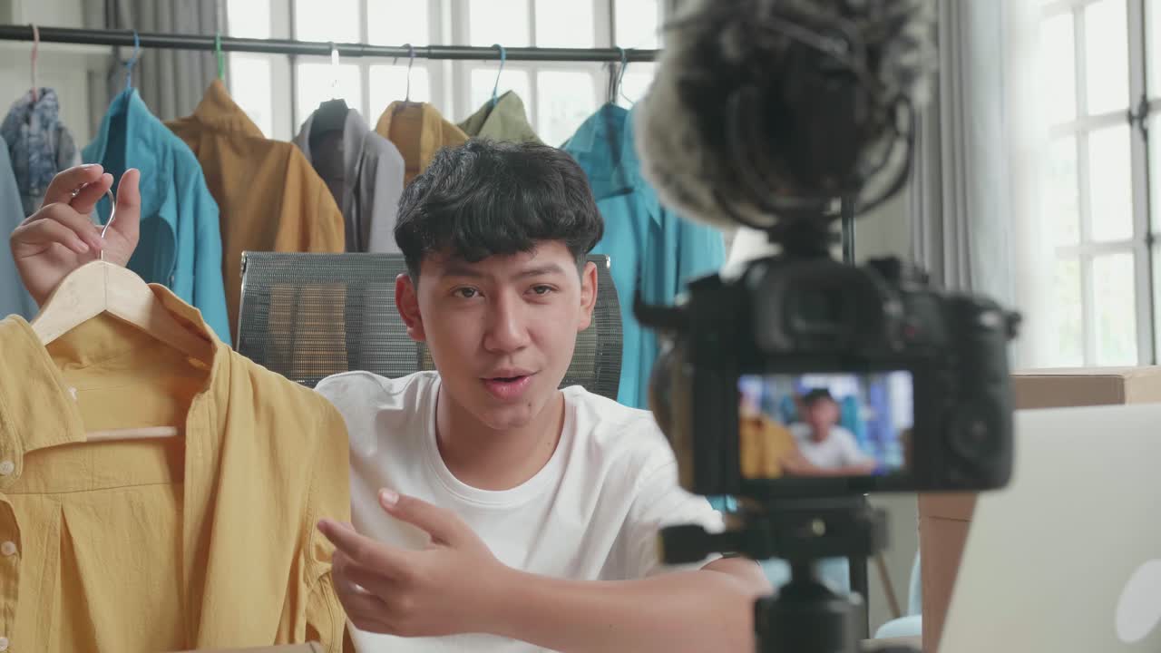 Teenager Fashion Vlogger Reviews Clothes