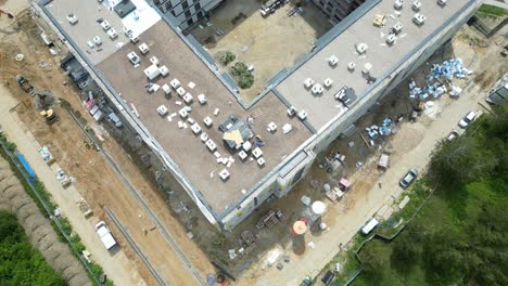 Aerial-view-of-construction-site-with-crane-and-building