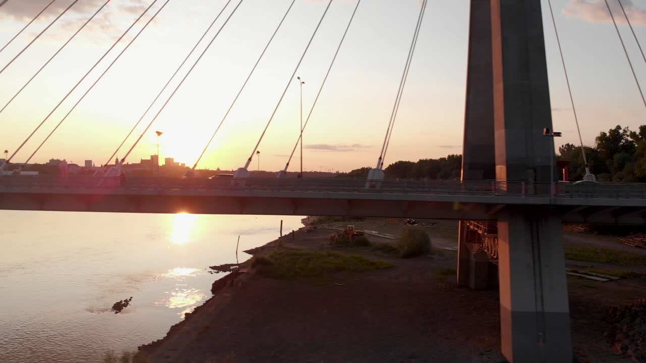 Tramonto sulla città, ponte strallato e fiume