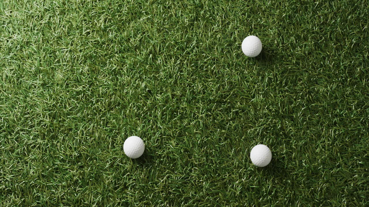 잔디에 있는 골프 공의 클로즈업, 복사 공간, 슬로우 모션