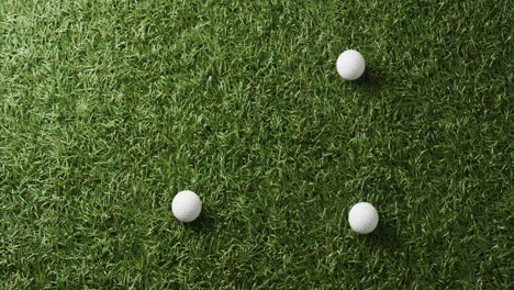 primer plano de las pelotas de golf en el césped, espacio de copia, cámara lenta