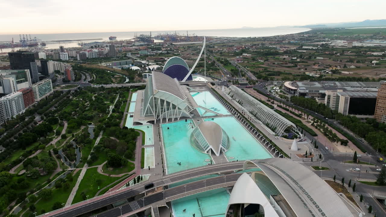 ciudad de las artes y las ciencias de valencia en españa al amanecer - toma aérea con drones