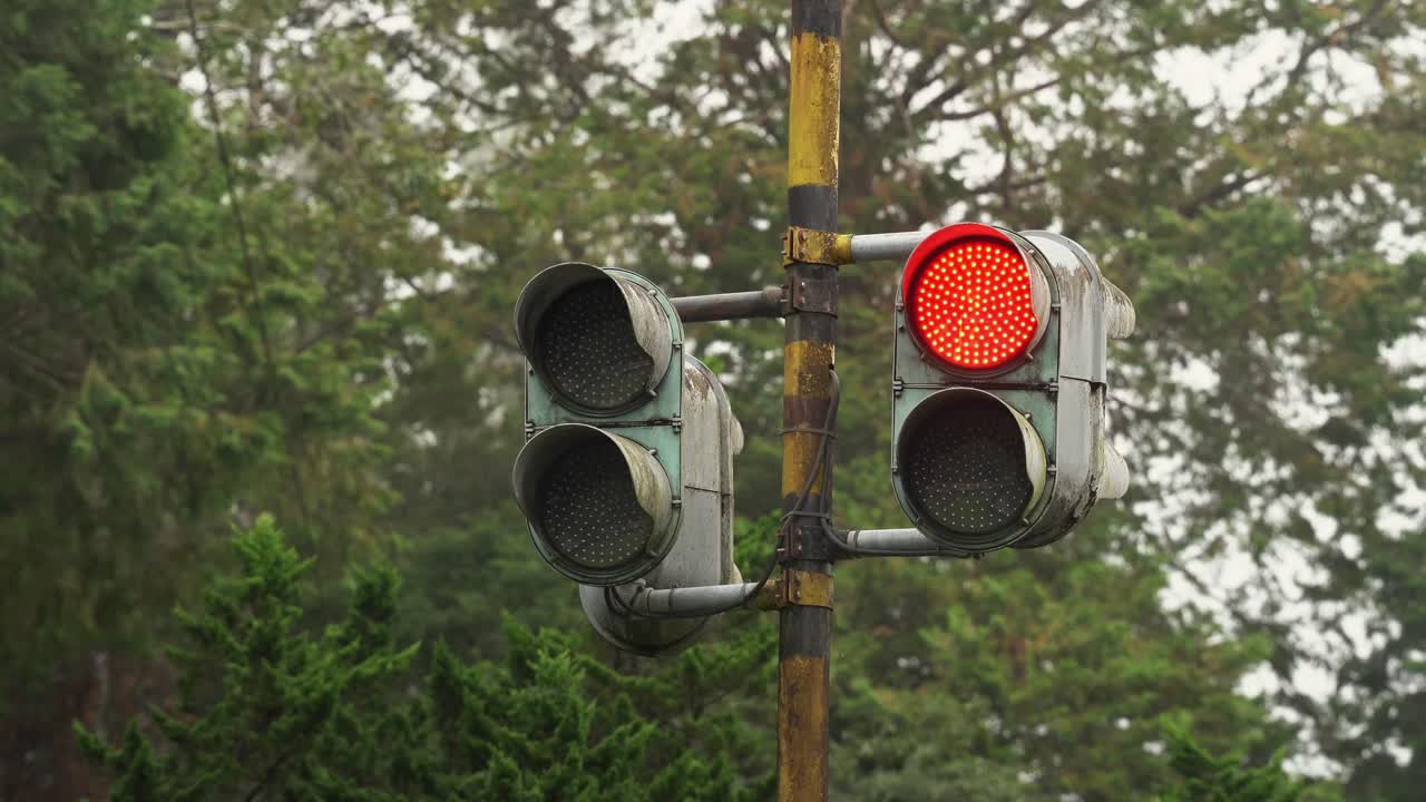Traffic Lights for the Trains on Mount Ali