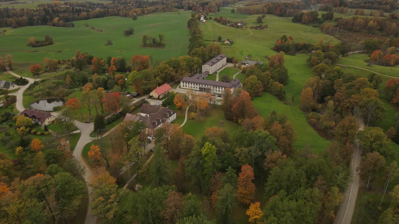 Drone kuvaa Araisin pikkukaupunkia kesällä esitellen sen rauhallisia katuja, kattoja ja rehevää vihreää ympäristöä kirkkaassa auringonpaisteessa. Kaupunki sijaitsee rauhallisella maaseudulla