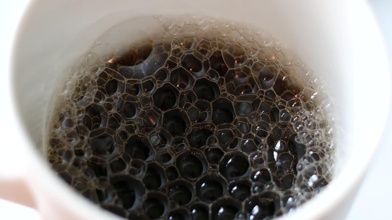 아름다운 거품 거품은 빛에  컵에 아침 커피에 터져