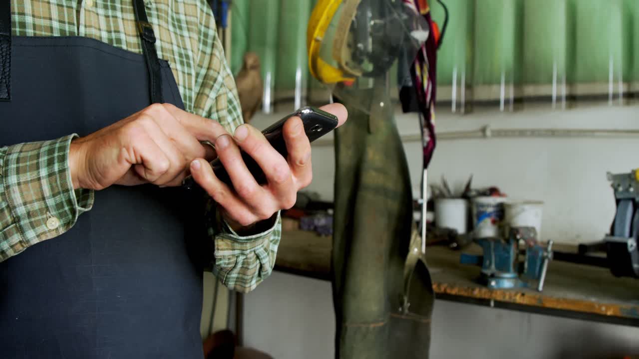 artesano usando el teléfono móvil 4k