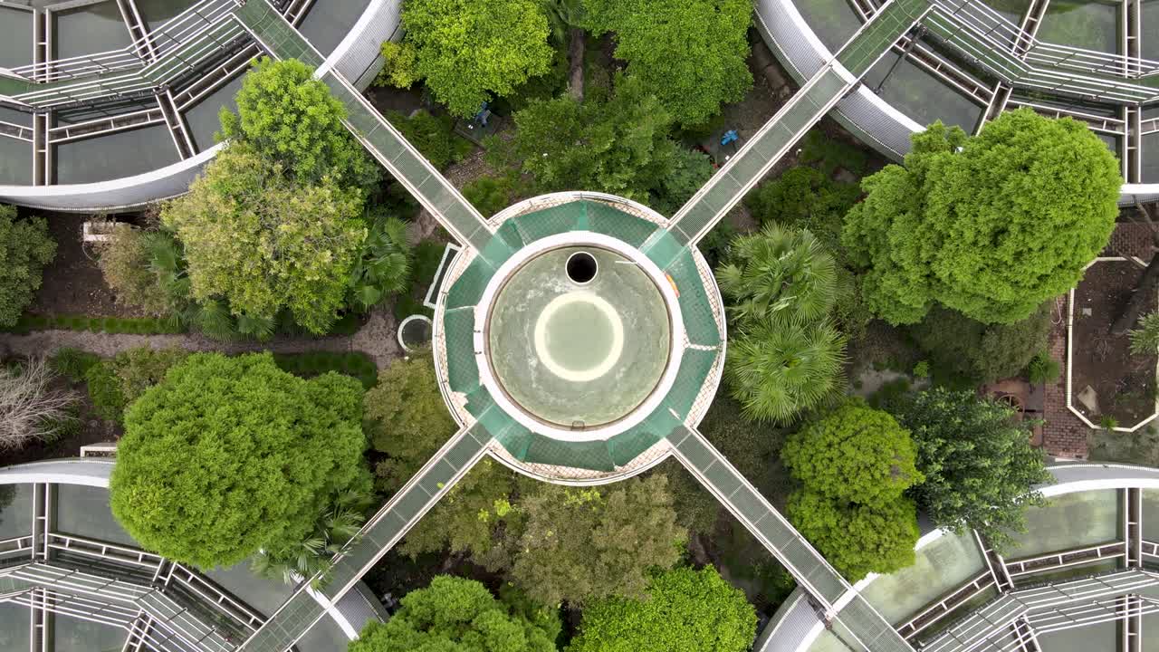 vista aérea de un avión no tripulado de una planta de tratamiento de aguas residuales con tanques de almacenamiento, árboles