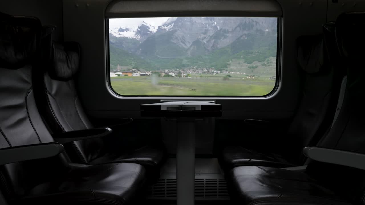 asientos vacíos de cuero en la clase de negocios - viajando por suiza en tren a través de paisajes pintorescos