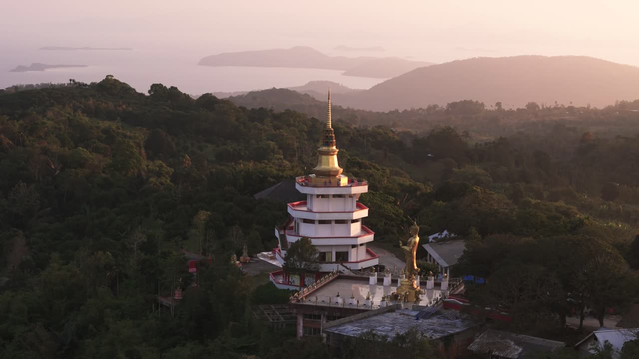 Vuelo alrededor de Wat Teepangkorn en Koh Samui al atardecer (1 de 5).