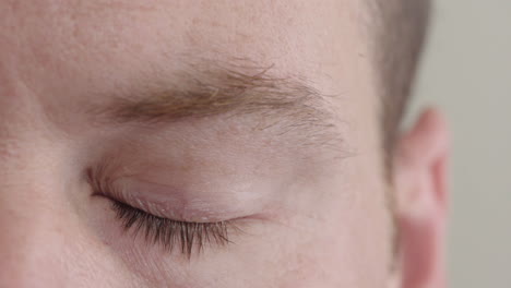 hombre caucásico de cerca abriendo los ojos parpadeando mirando a la cámara pensativo contemplativo