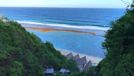 星期日的海灘俱樂部從上面,從uluwatu巴厘島的頂部