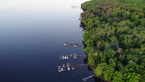 Flyover-boat-docks-on-lake-Wallenpaupack-in-Pennsylvania