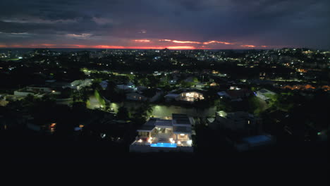 Subida-Aérea-En-La-Noche-Sobre-La-Comunidad-En-Noumea,-Ciudad-Capital-De-Nueva-Caledonia