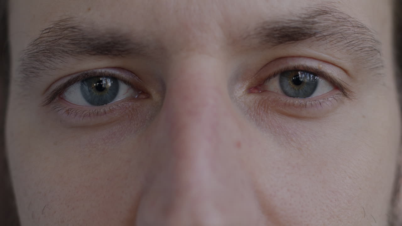 primer plano de los ojos de un hombre