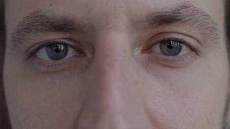 primer plano de los ojos de un hombre