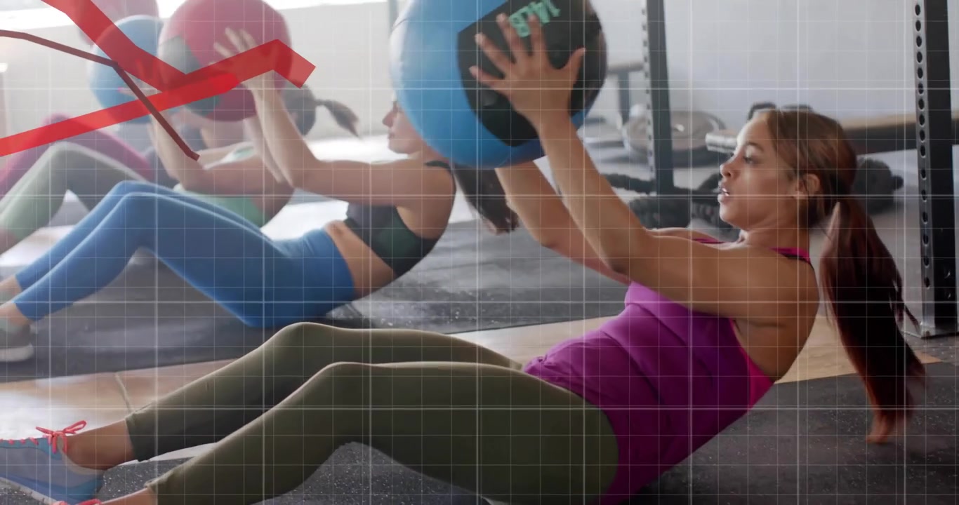 Mujeres haciendo ejercicio con balones medicinales, animación de fitness sobre fondo de gimnasio