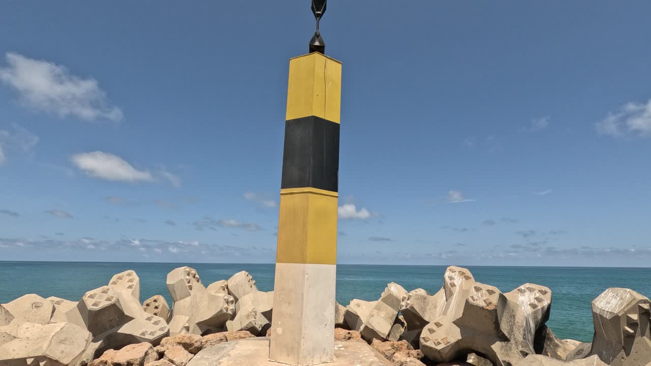 una baliza de navegación de babor con paneles solares