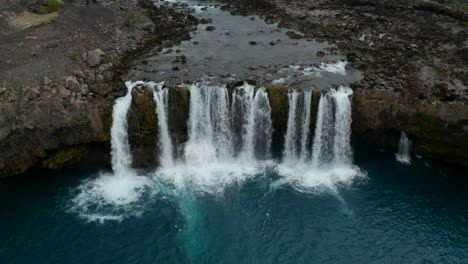 Blick-Von-Oben-Auf-Den-Wasserfall-Aldeyjarfoss-In-Nordisland.-Vogelperspektive-Von-Oben-Nach-Unten-Auf-Den-Sprung-Des-Aldeyjarfoss-Wasserfalls-Mit-Basaltformation-Im-Isländischen-Hochland