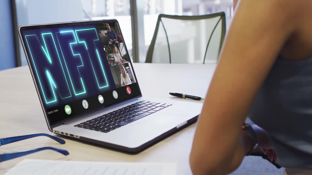 video de una mujer biracial haciendo una videollamada con sus compañeros de trabajo