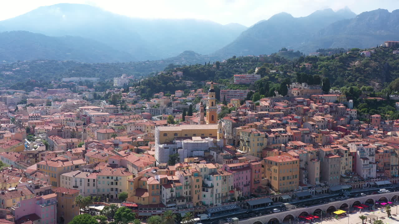 la basílica de san miguel arcángel de mentón fue tomada desde el aire en un día soleado.