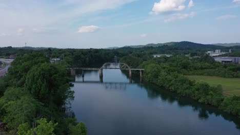 antigua torre de agua a lo largo del río clinch en tennessee