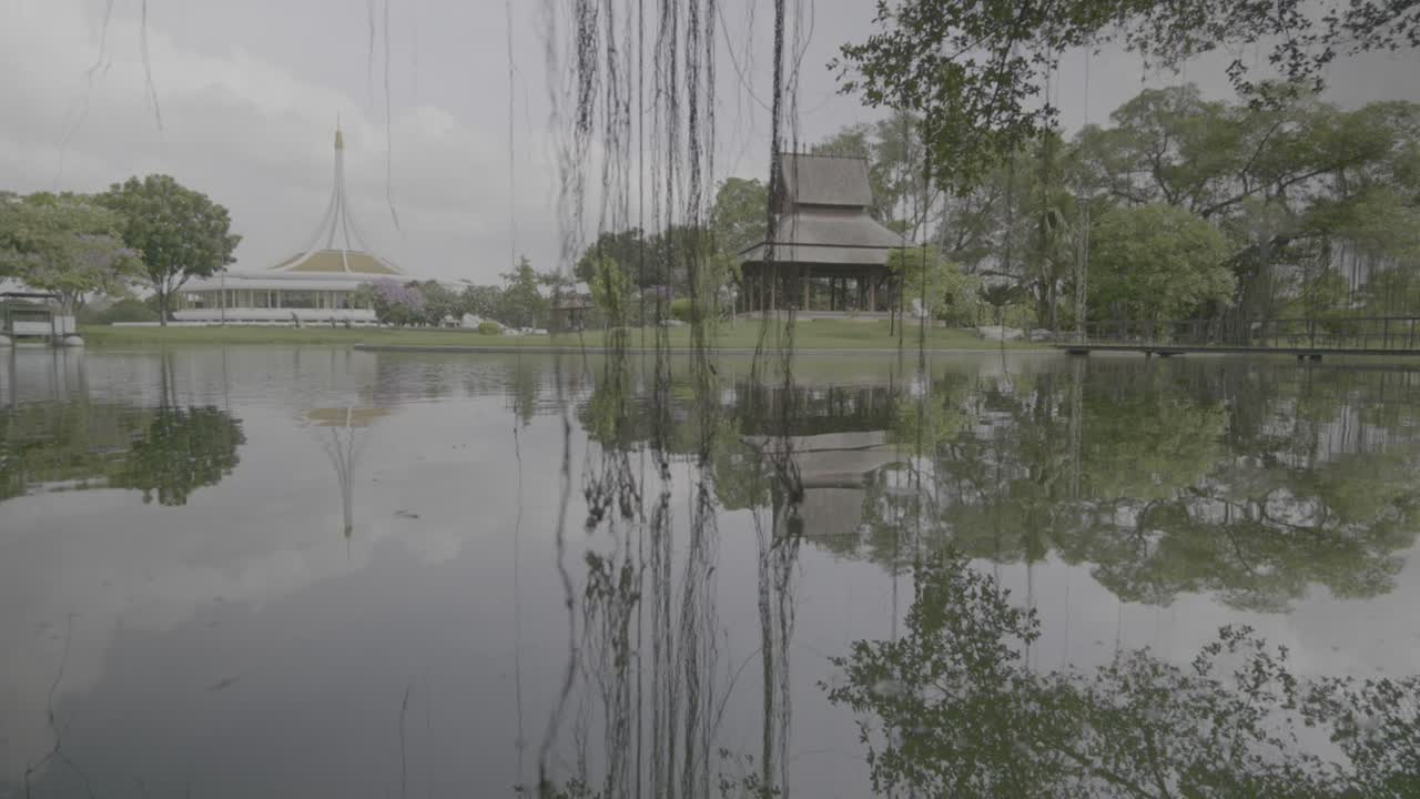 Công viên Suan Luang với tầm nhìn ra hồ ở Bangkok, quay 4K Rec709 với chuyển động gimbal mượt mà