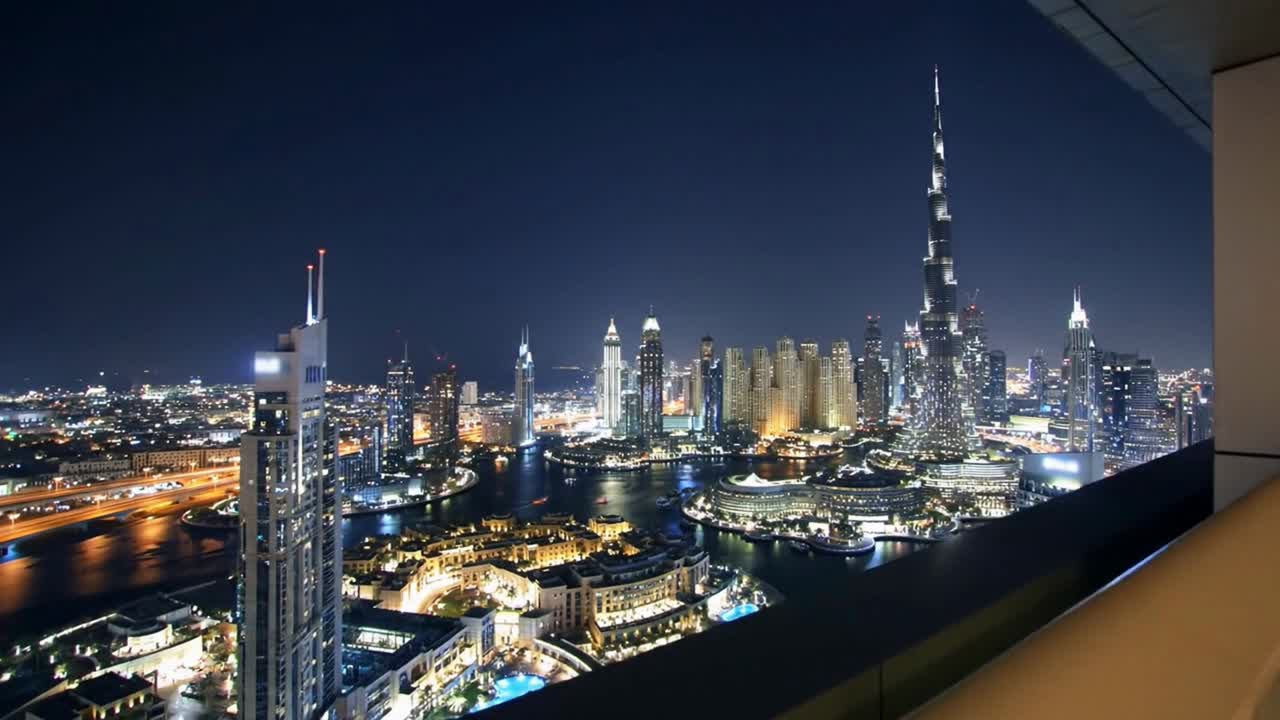 Splendido skyline della città di Dubai di notte da un balcone