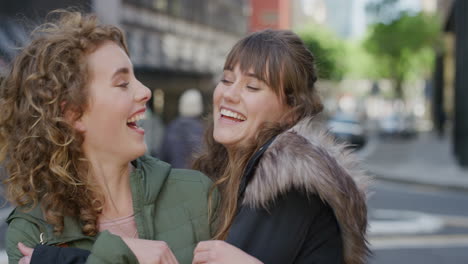 Retrato-Mujer-Joven-Beso-Sorpresa-Novia-Abrazando-Sonriente-Pareja-Alegre-Disfrutando-De-La-Amistad-Mejores-Amigos-Abrazándose-Divirtiéndose-En-La-Calle-Urbana-Serie-De-Personas-Reales