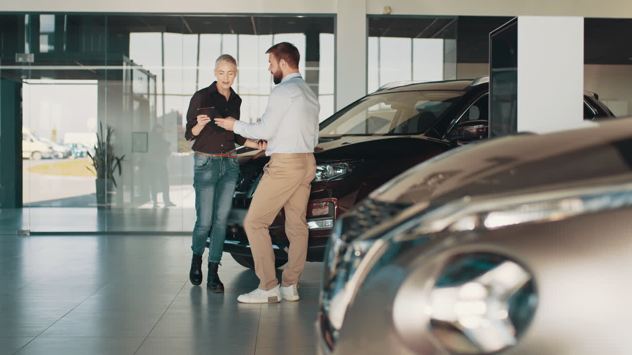 asesoramiento de clientes de salones de exhibición de automóviles