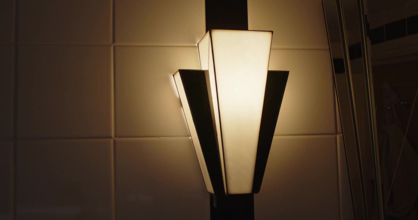 Art deco banyo duvar aplikleri açılıp kapanıyor.