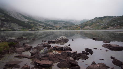 El-Lago-De-Peces-En-La-Montaña-De-Rila,-Bulgaria