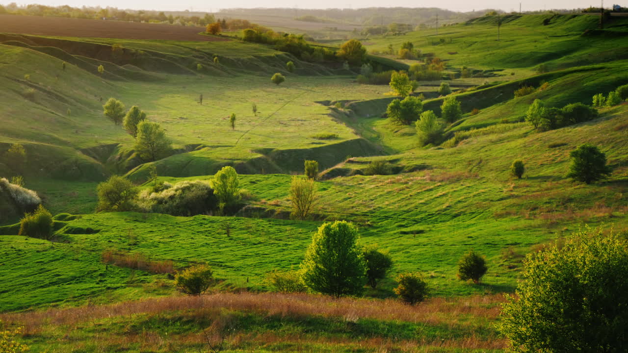 un hermoso paisaje con valles y colinas cubiertas de exuberante vegetación