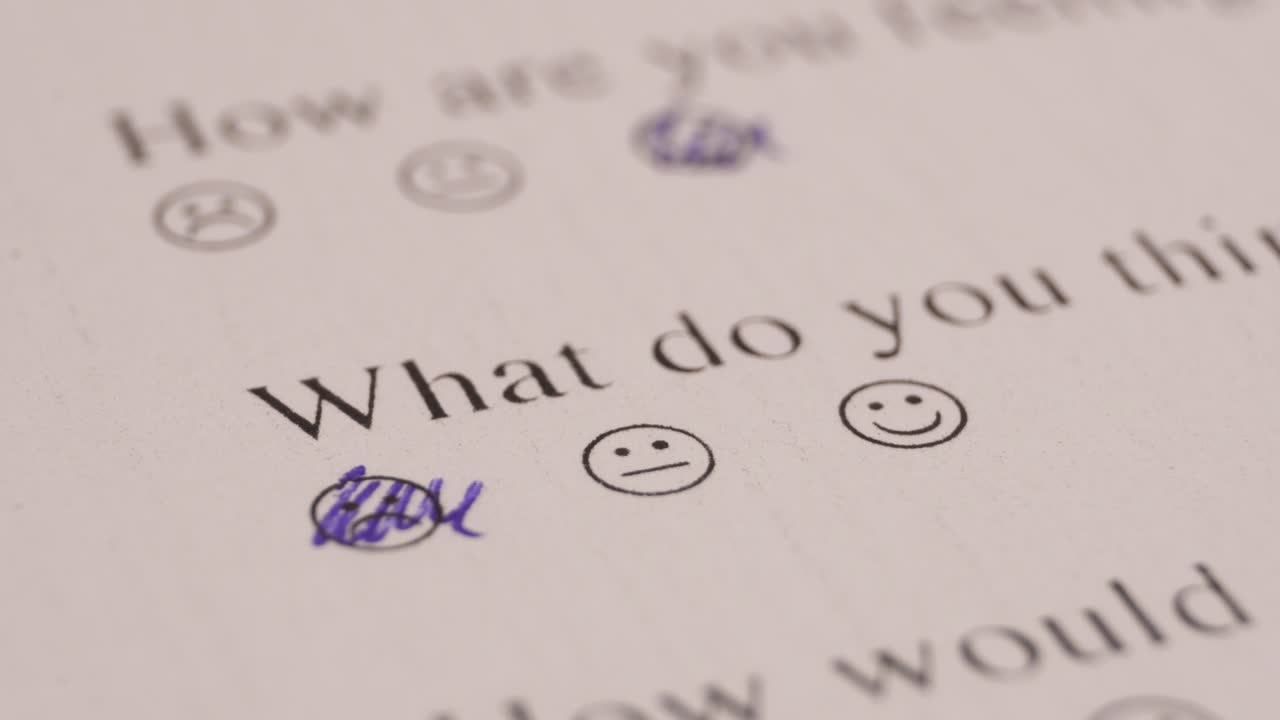 답안지에 행복한 웃는 얼굴을 표시하는 펜