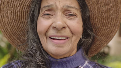 Primer-Plano-Retrato-De-Una-Anciana-India-Feliz-Riendo-Alegremente-Ante-La-Cámara-Con-Sombrero